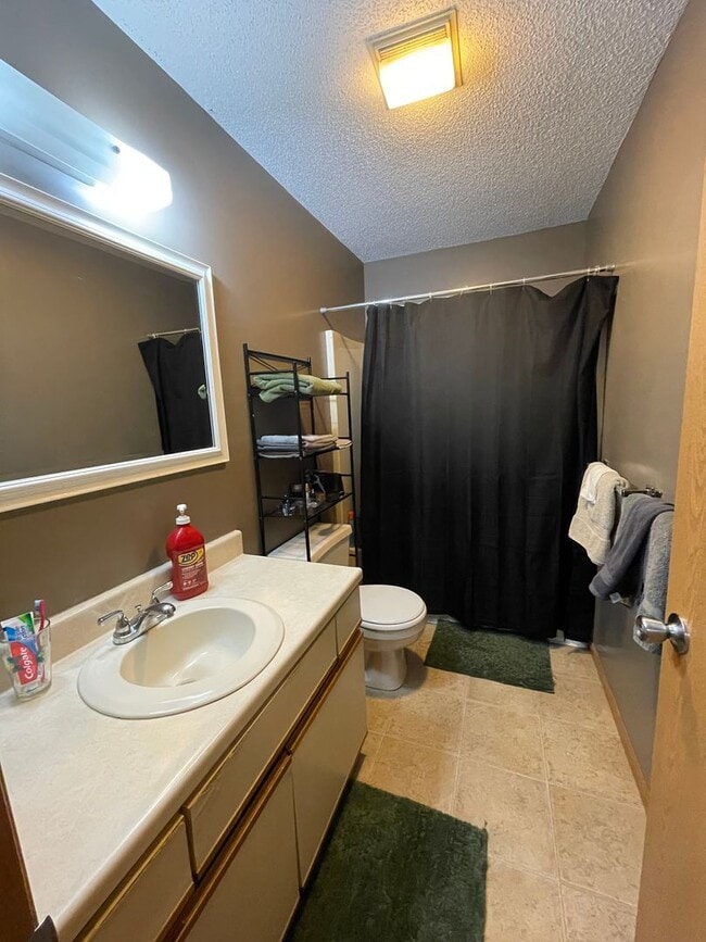Building Photo - Great Townhome! Close to Campus!