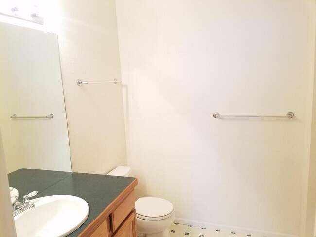 Building Photo - 640 Gooseberry Dr