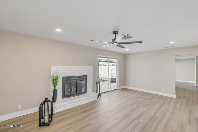 Building Photo - 1018 W Ivanhoe St