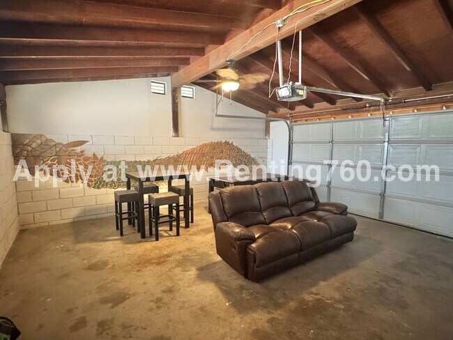 Building Photo - Stylish 3-Bedroom Home with Fenced Yard, S...