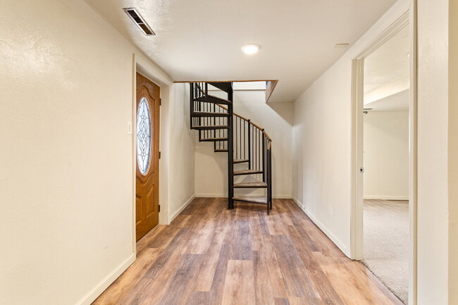 Building Photo - Spacious 3-Bedroom Duplex in Old Colorado ...