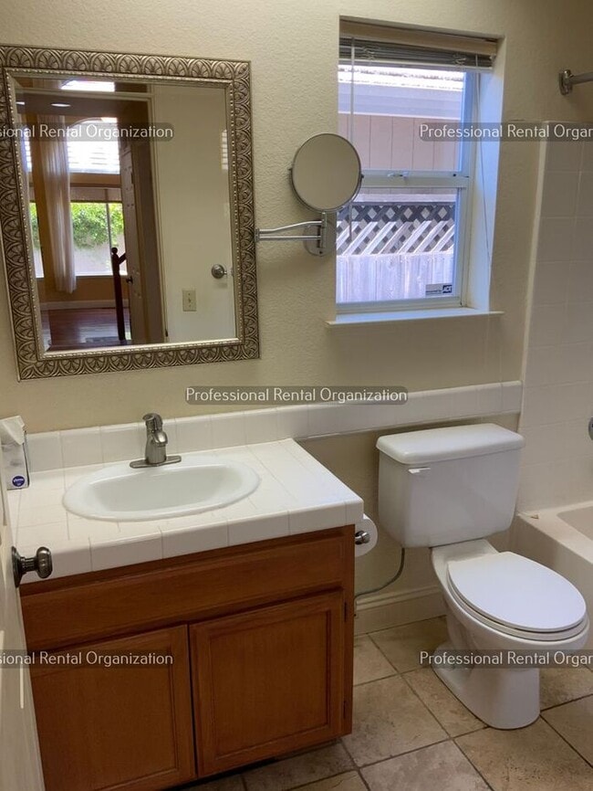 Building Photo - Beautiful Eastside 4 Bedroom, 3 Full baths in quiet neighborhood