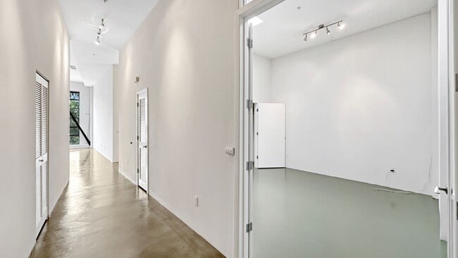 Building Photo - Authentic Loft Living in an Emeryville Landmark