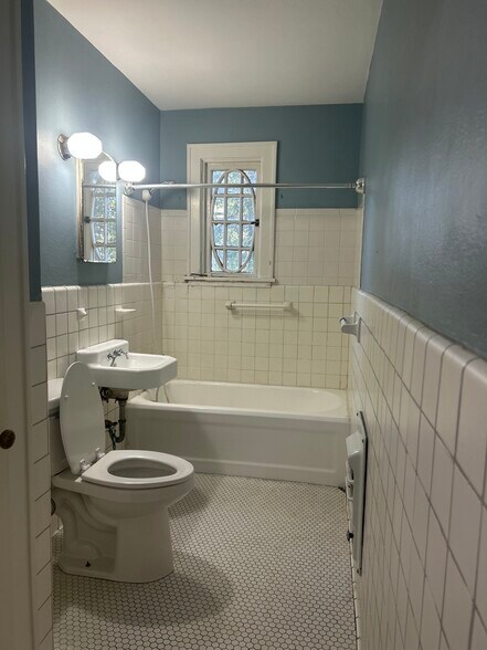 Building Photo - 1023 Scott St