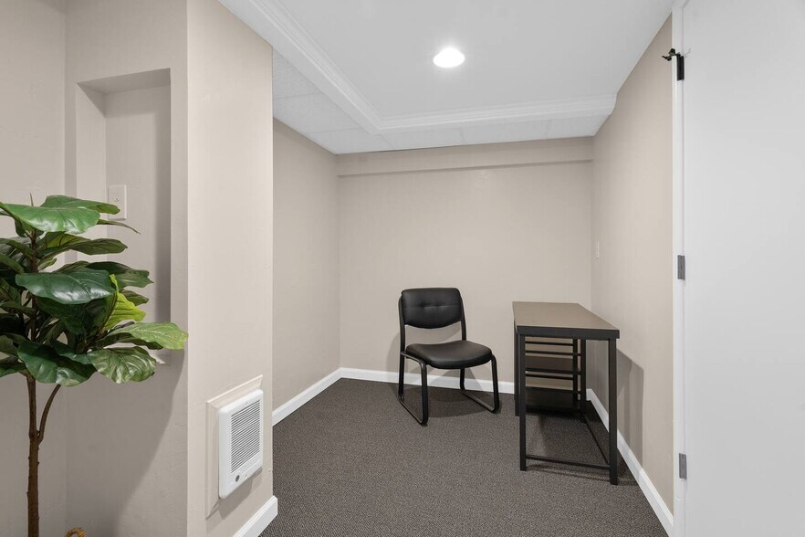 Building Photo - 2598 Parkwood Dr