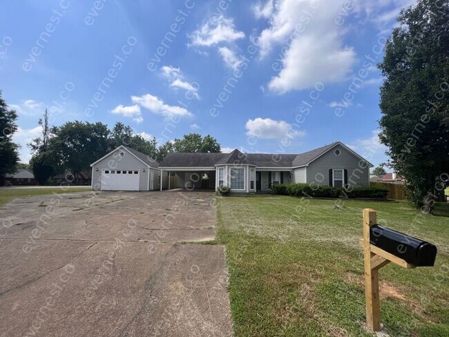 Building Photo - 3985 Fernway Dr