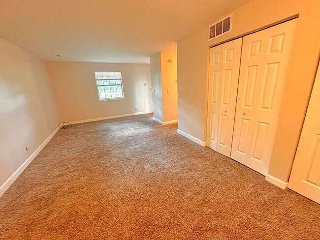 Building Photo - 8 Gant Cir