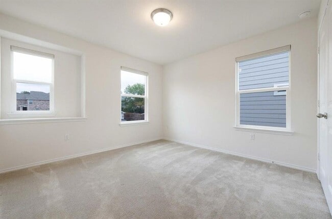 Building Photo - 803 Sandhill Branch Dr