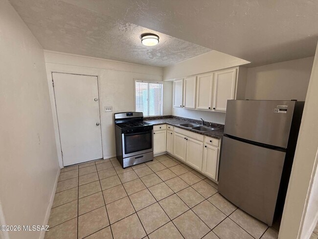 Building Photo - 460 E Delano St