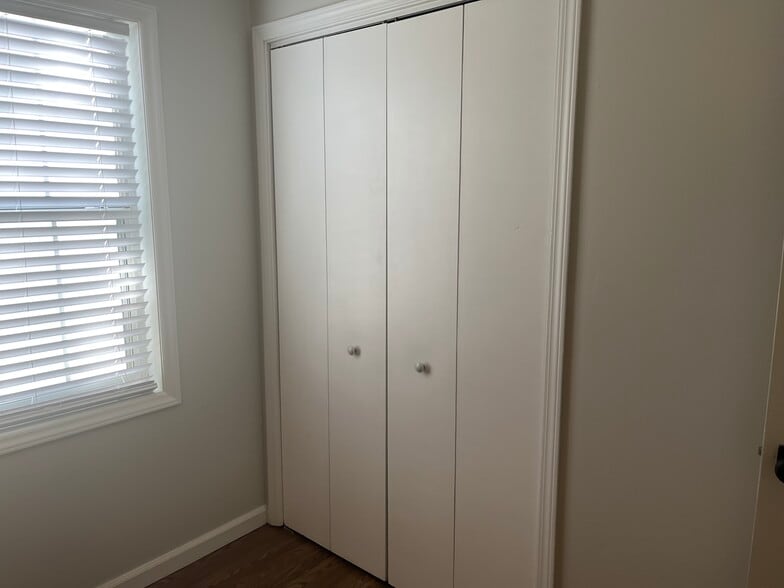 Building Photo - 619 Varsity Dr