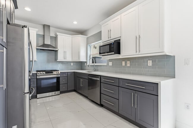 Building Photo - 5056 SW 141st Ave