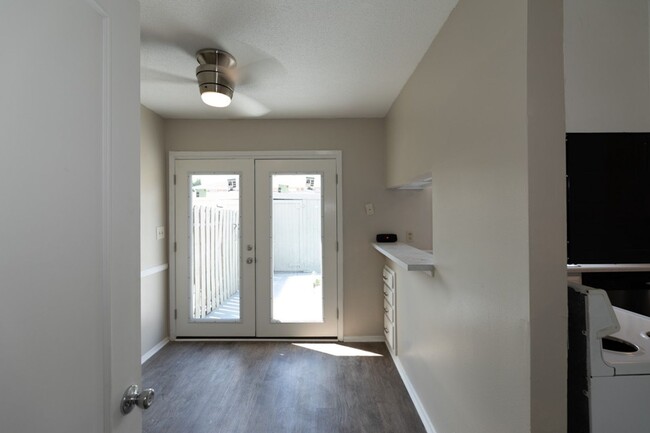 Building Photo - 2 bed 1.5 bath townhome located in the Mil...