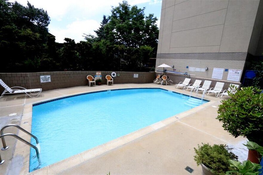 Building Photo - 170 Gore St