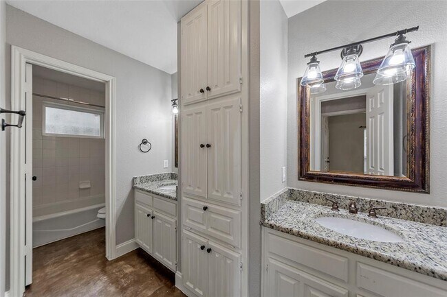 Building Photo - 4636 Versailles Ln