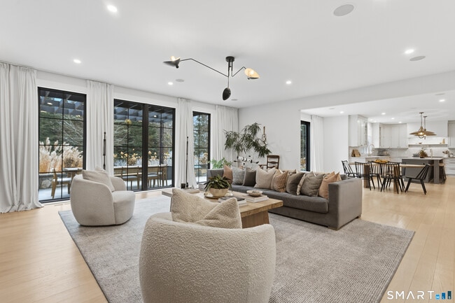 Building Photo - 4 Winker Ln