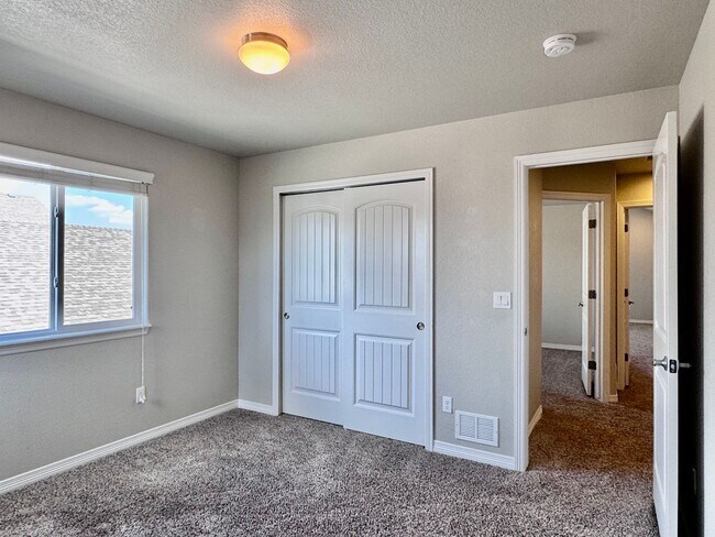 Building Photo - Beautifully Maintained Woodmoor Home Featu...