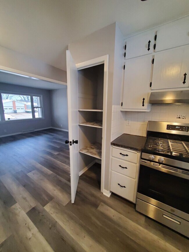 Updated half duplex 43104312 Dwight Dr Madison WI 53704 Apartment