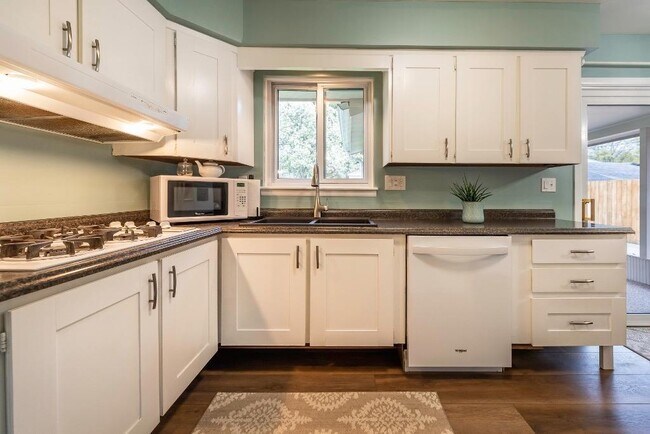 Building Photo - 812 N Mansfield St