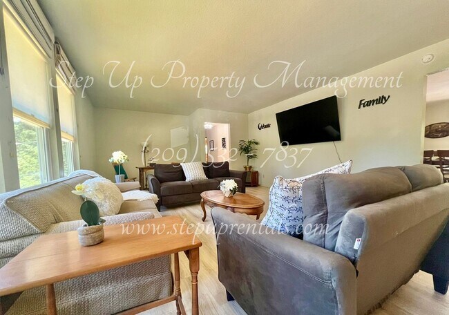 Building Photo - Inviting 3-Bedroom Home in Desirable Twain...