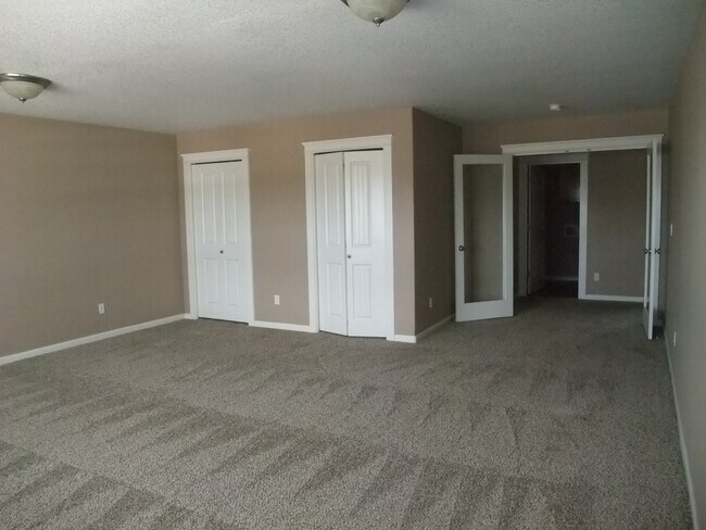 Building Photo - Spacious 5 bedroom 3 bath home near a park in SE Albany