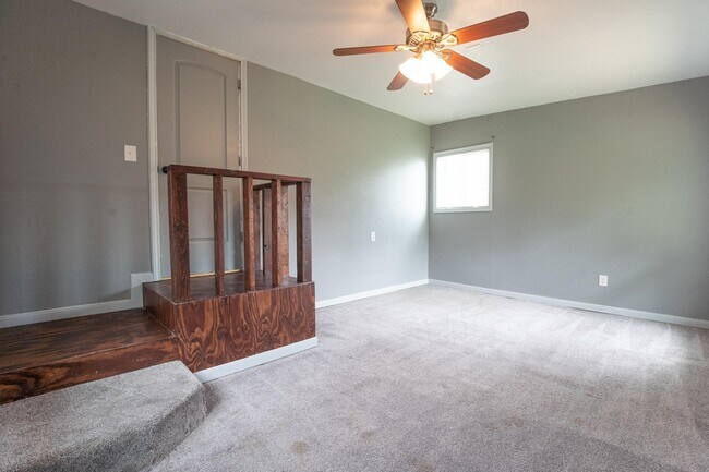 Building Photo - 121 W Stonecastle Dr