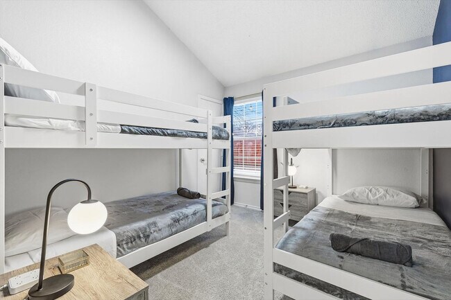 Building Photo - 2 St Charles Pl