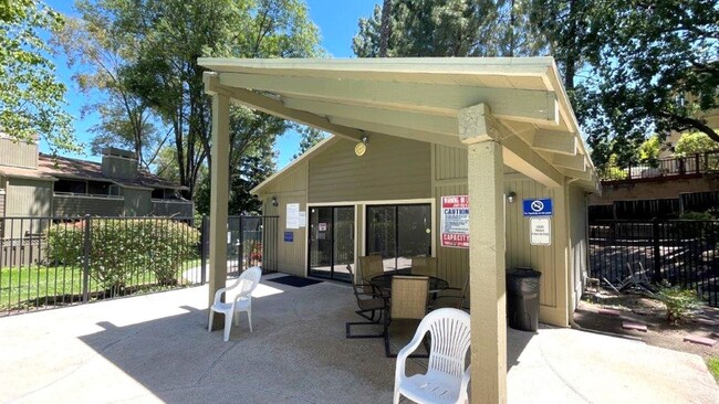 Building Photo - Martinez Beautiful 2 bedroom 1.5 bath unit...