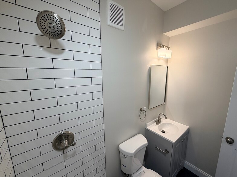 Hall Bath - 3 E Overlea Ave