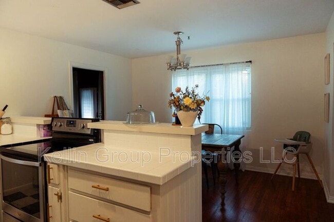 Building Photo - 1805 E Fern Rd