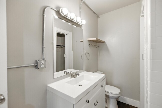 Building Photo - 616 W Maple St