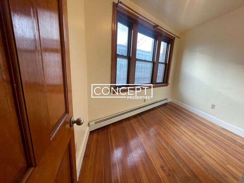 Building Photo - 369 Centre St