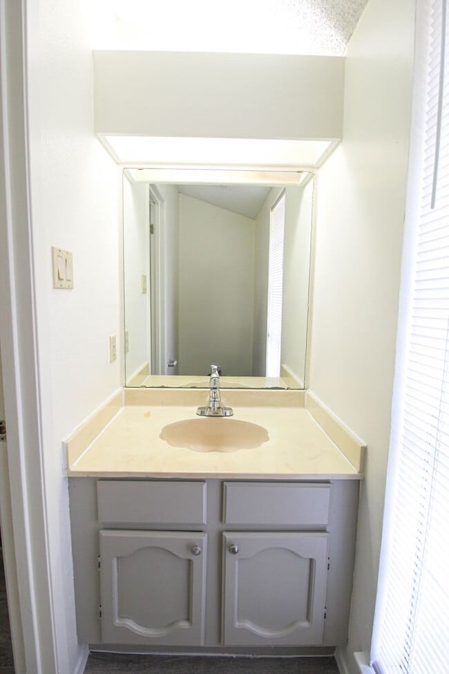 Building Photo - 1327 Julienne Pl