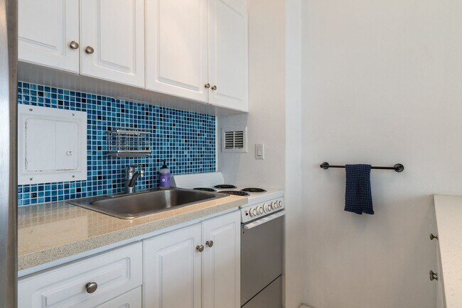 Building Photo - Fully Furnished beautiful Studio- ALL util...