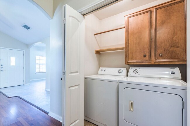 Building Photo - Charming 3 bedroom, 2 bathroom home in the heart of East Austin