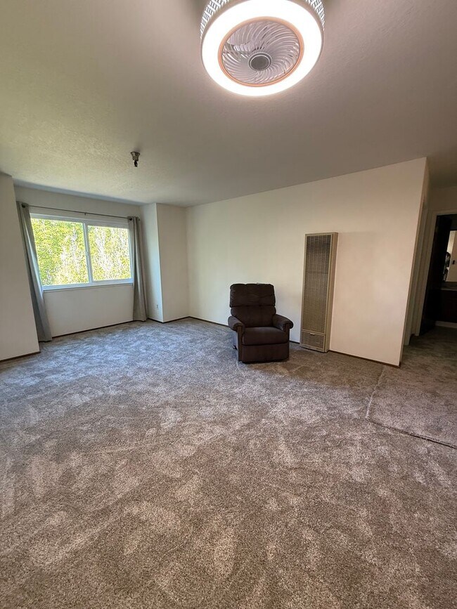 Building Photo - 206 Vista Prieta Ct
