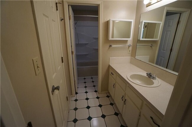 Building Photo - 4 Bedroom House, Gas Heat and Hot Water, N...