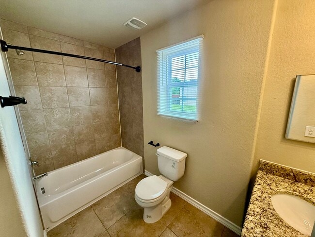 Building Photo - Beautiful 3 BR, 2.5 bath townhome located in the Judson School District