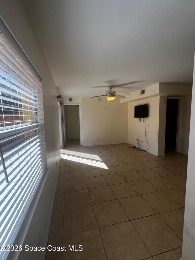 Building Photo - 11195 Roseland Rd