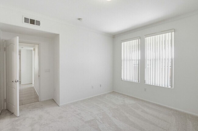 Building Photo - Single Level Condo - 2 Bedroom + Den With Views in Sabre Springs