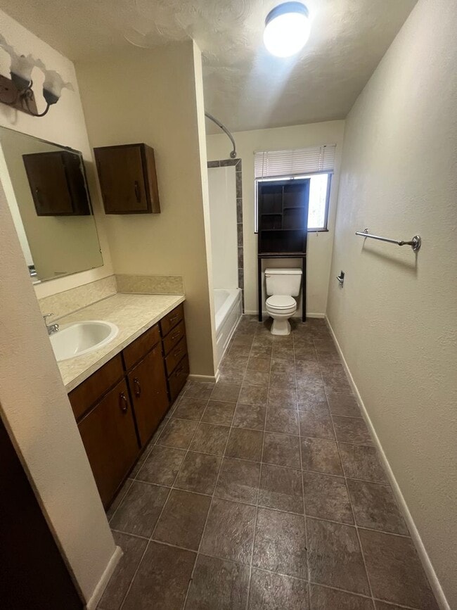 Building Photo - 1426-1426 E Poplar St