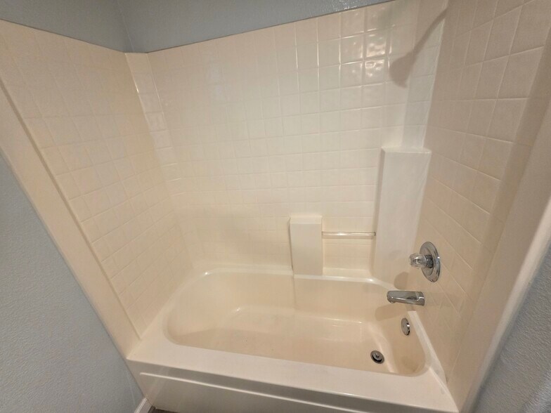 Spare bathtub - 4321 Grafton Cir