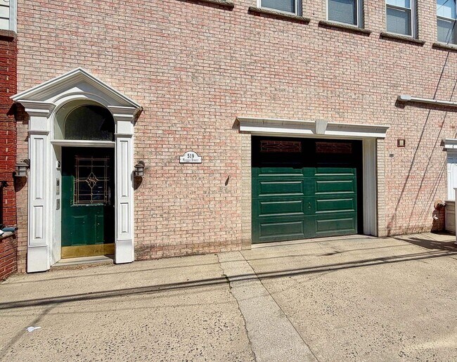 Building Photo - 519 Monroe St