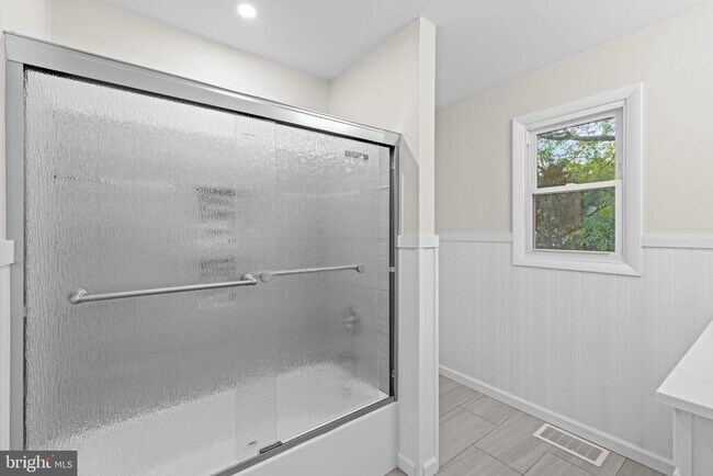 Building Photo - 705 Devon Rd