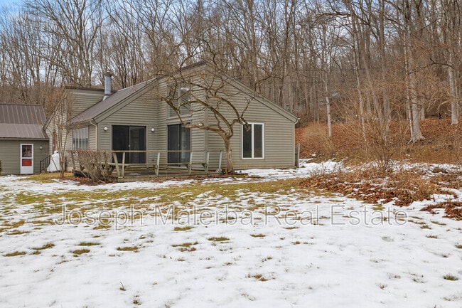 Building Photo - 8 Honey Hill Ln