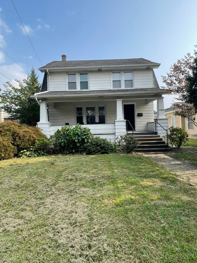 Building Photo - 1101 W 4th St