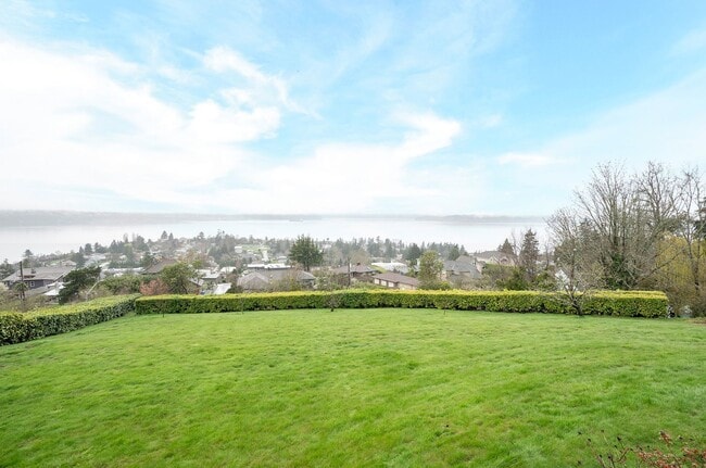 Building Photo - Stunning Home with Breathtaking Views in T...