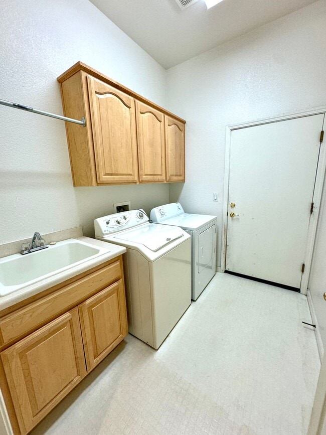 Building Photo - Adult 55+ Lovely Home in Springfield @ Whitney Oaks with a View