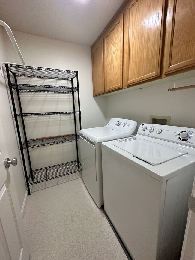Building Photo - Hamilton 3+bd/2.5bth Townhome w/Den