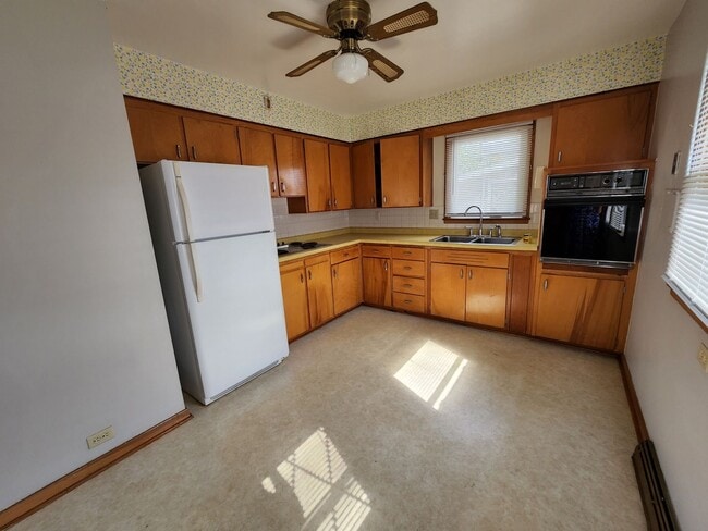 Building Photo - Great NE 3 bedroom 1.5 bath Near Center Po...