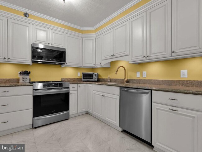 Building Photo - 1300 Crystal Dr